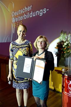 Angelika Fiedler mit Modertorin Kristin Gräfin von Faber Castell. Foto: Peter Wieler/HDT